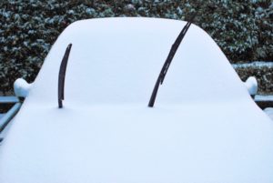 雪の積もった車